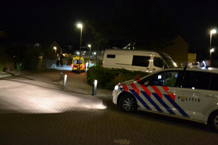 Veel agenten in witte pakken bij woning