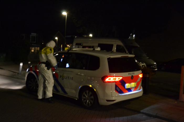 Veel agenten in witte pakken bij woning