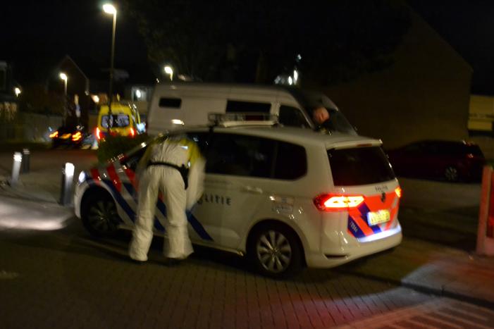 Veel agenten in witte pakken bij woning