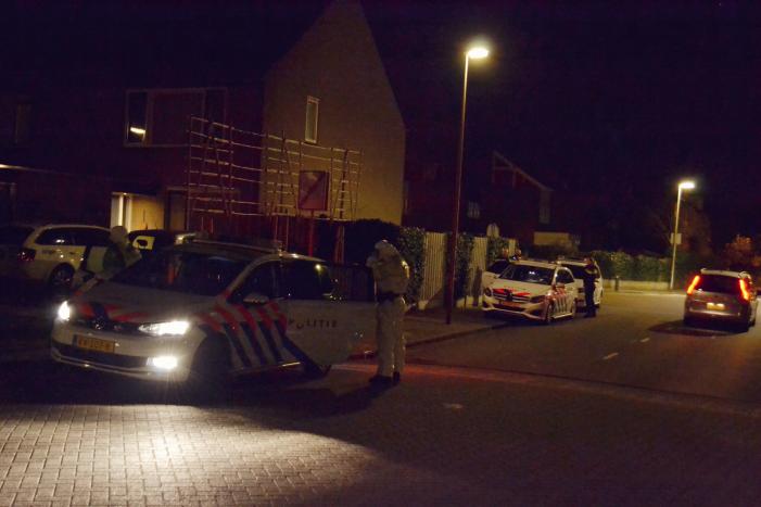 Veel agenten in witte pakken bij woning