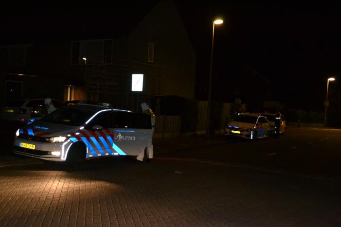 Veel agenten in witte pakken bij woning