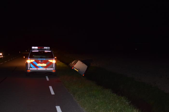 Bestelbus belandt in diepe greppel