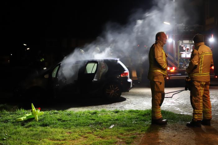 Uitslaande brand verwoest auto