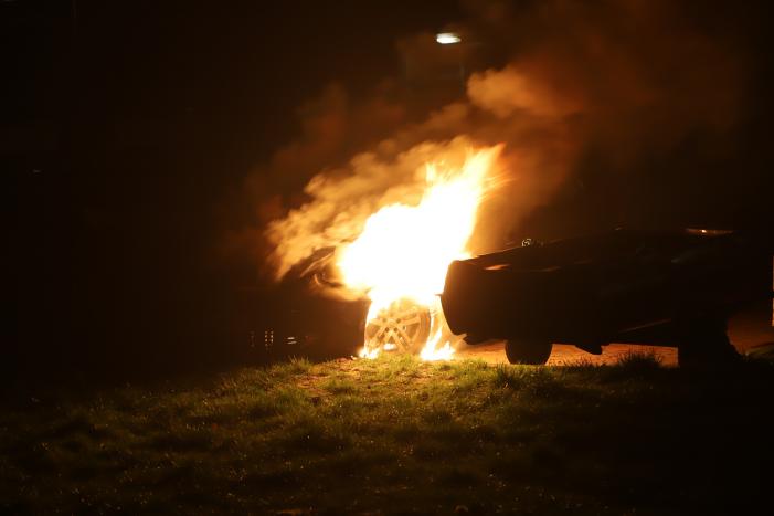 Uitslaande brand verwoest auto