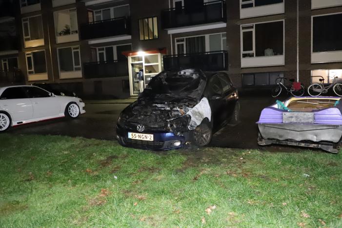 Uitslaande brand verwoest auto