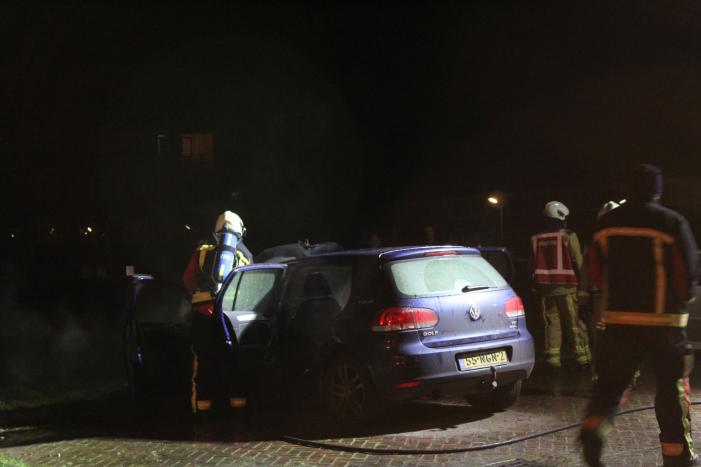 Uitslaande brand verwoest auto
