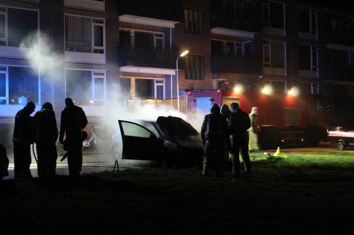 Uitslaande brand verwoest auto