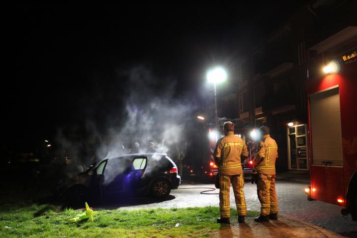 Uitslaande brand verwoest auto