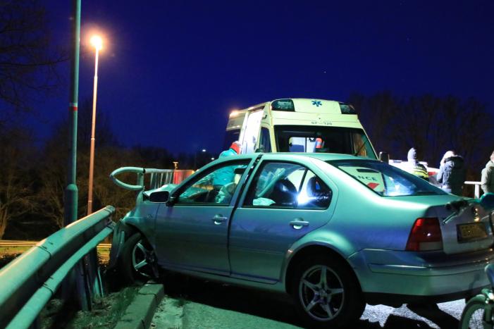 Dronken bestuurder belandt tegen hekwerk op viaduct
