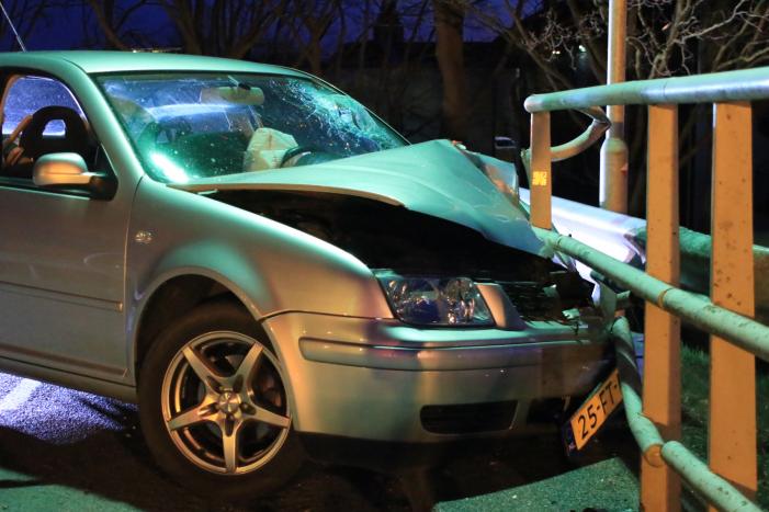 Dronken bestuurder belandt tegen hekwerk op viaduct