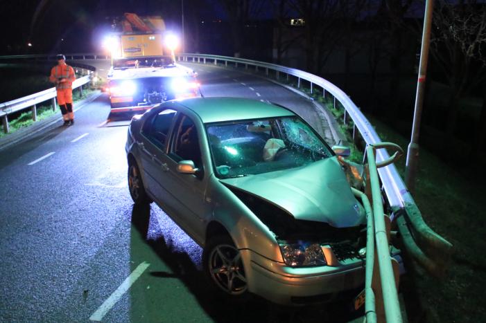 Dronken bestuurder belandt tegen hekwerk op viaduct