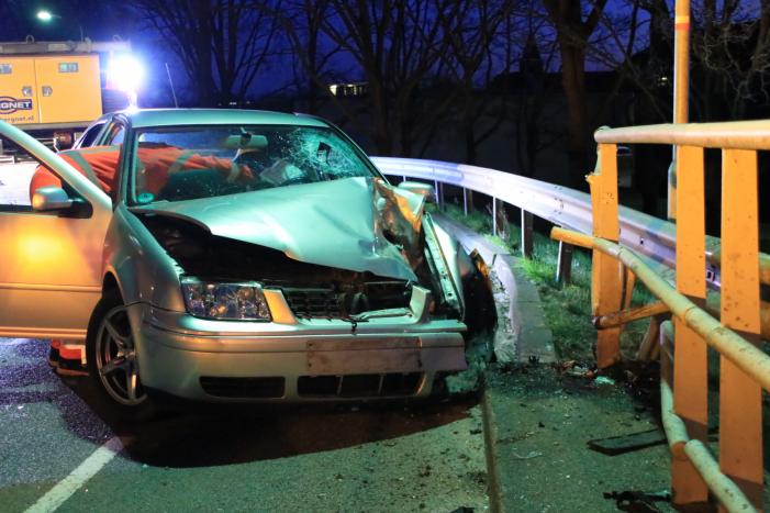Dronken bestuurder belandt tegen hekwerk op viaduct