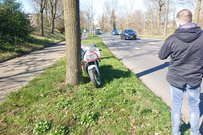Motorrijder onderuit na schrikreactie