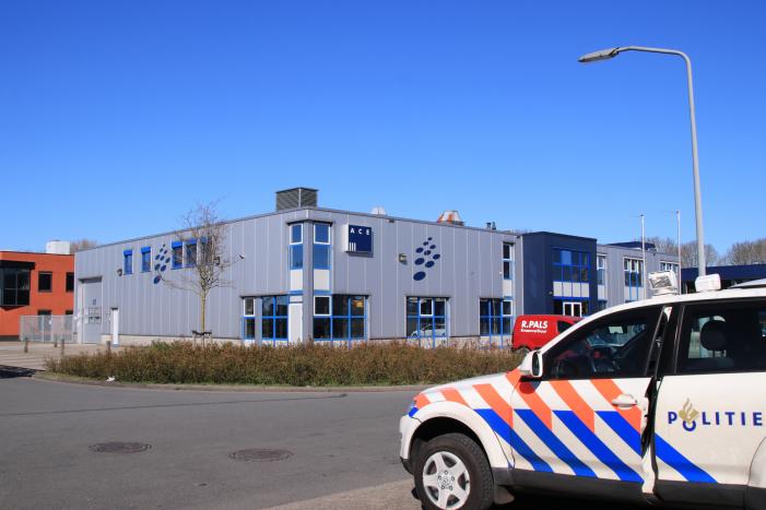 Foto-update: #Zeewolde Politie bewaakt medicijnen-fabriek Ace Pharmaceuticals Schepenveld Zeewolde.: