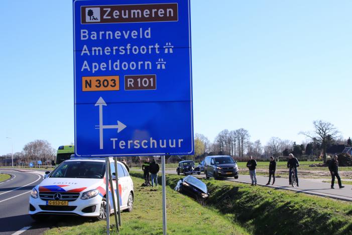 Auto belandt in de sloot