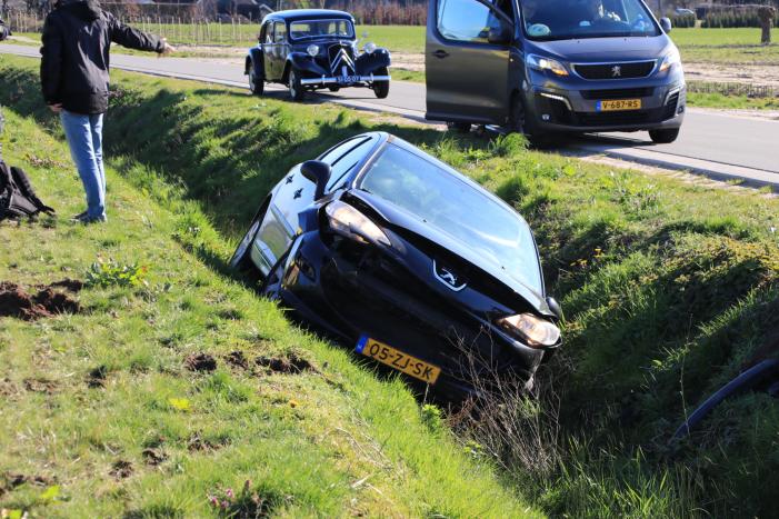 Auto belandt in de sloot