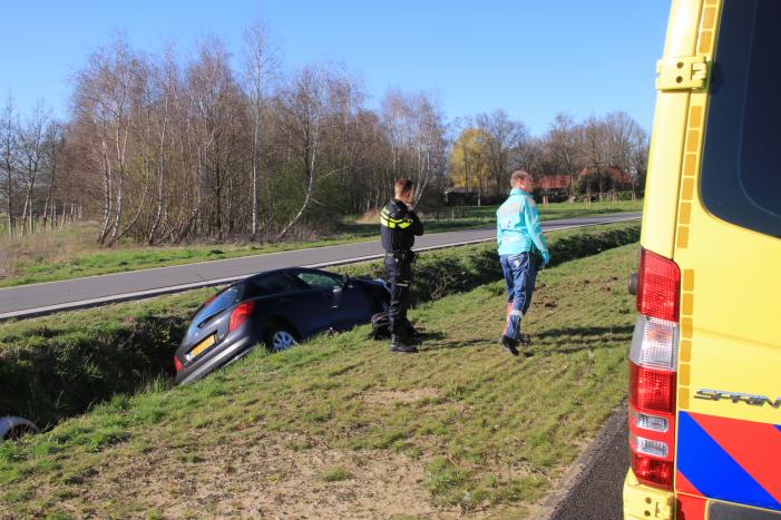 Auto belandt in de sloot