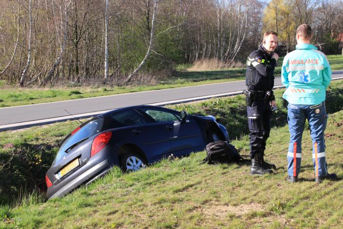 Auto belandt in de sloot