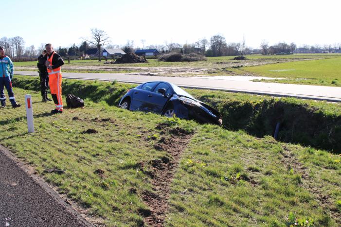 Auto belandt in de sloot