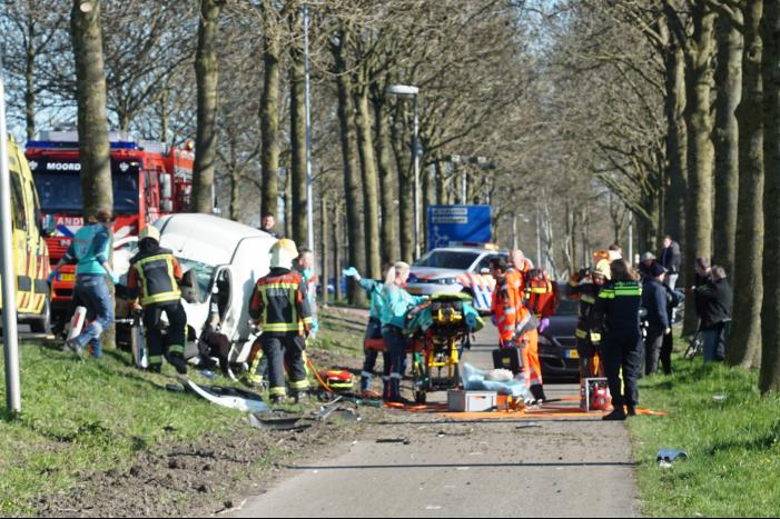 Bestelbus crasht frontaal tegen boom