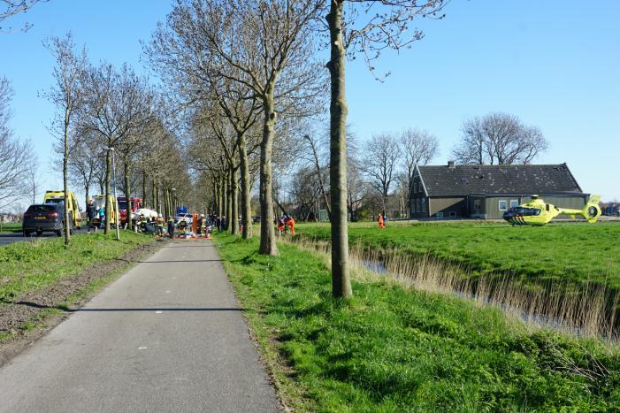 Bestelbus crasht frontaal tegen boom