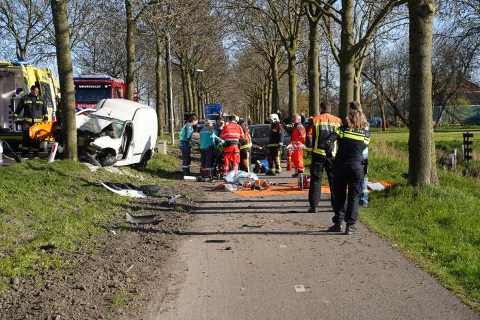 Bestelbus crasht frontaal tegen boom
