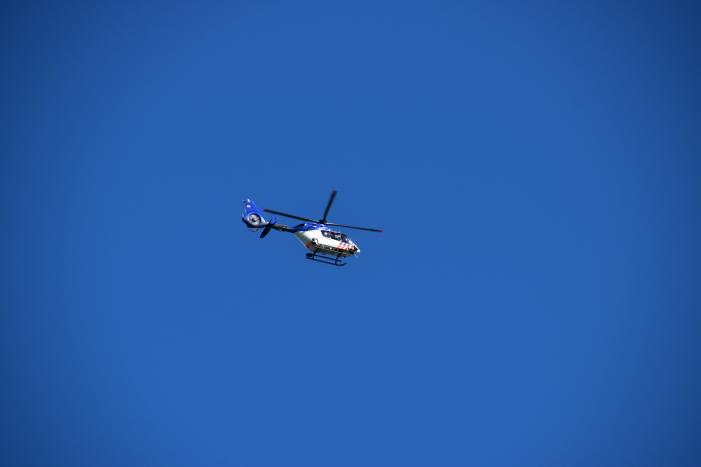 Bestelbus crasht frontaal tegen boom