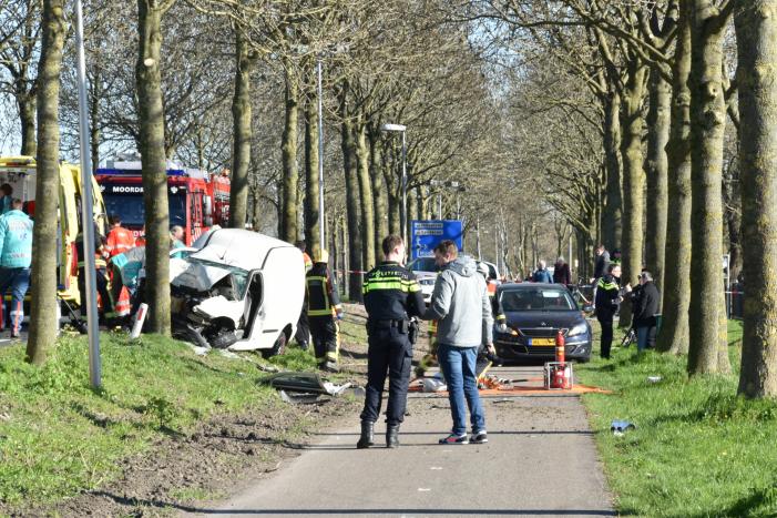 Bestelbus crasht frontaal tegen boom