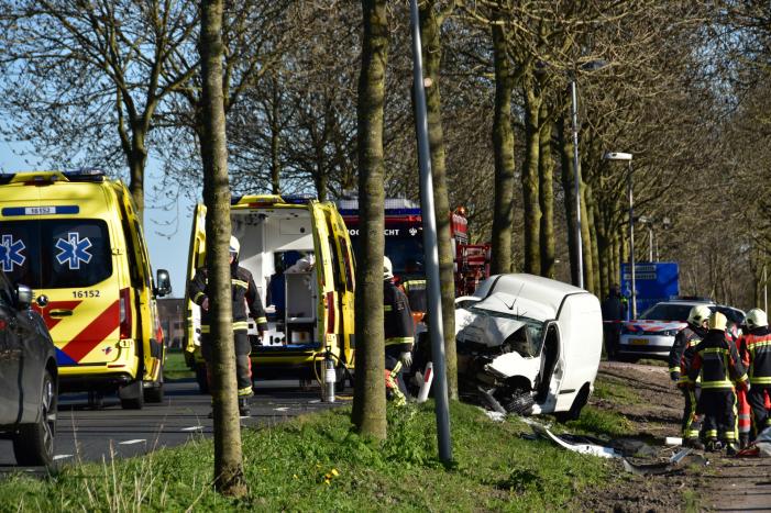 Bestelbus crasht frontaal tegen boom