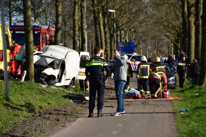 Bestelbus crasht frontaal tegen boom