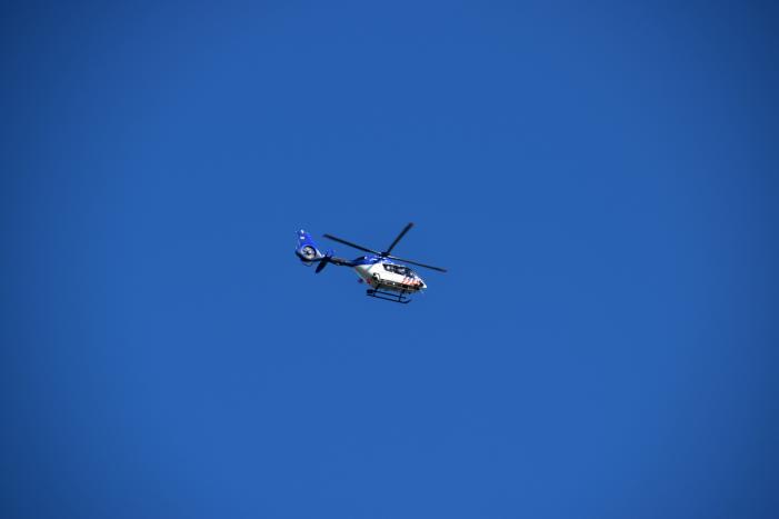 Bestelbus crasht frontaal tegen boom