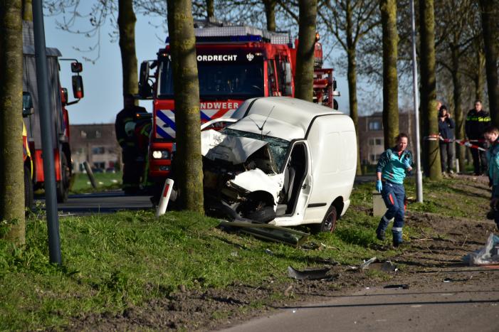 Bestelbus crasht frontaal tegen boom