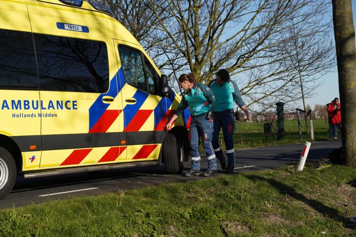 Bestelbus crasht frontaal tegen boom