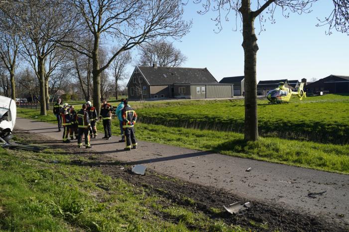 Bestelbus crasht frontaal tegen boom