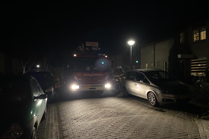 Brand in schoorsteenpijp van palletkachel achter woning