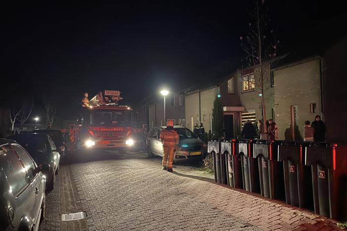 Brand in schoorsteenpijp van palletkachel achter woning