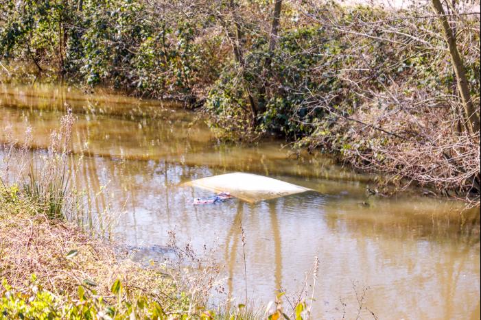 Auto belandt in de sloot bedrijventerrein De Hoef