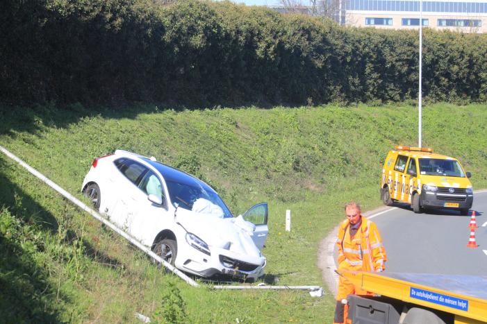 Auto vliegt uit de bocht en belandt op geluidswal