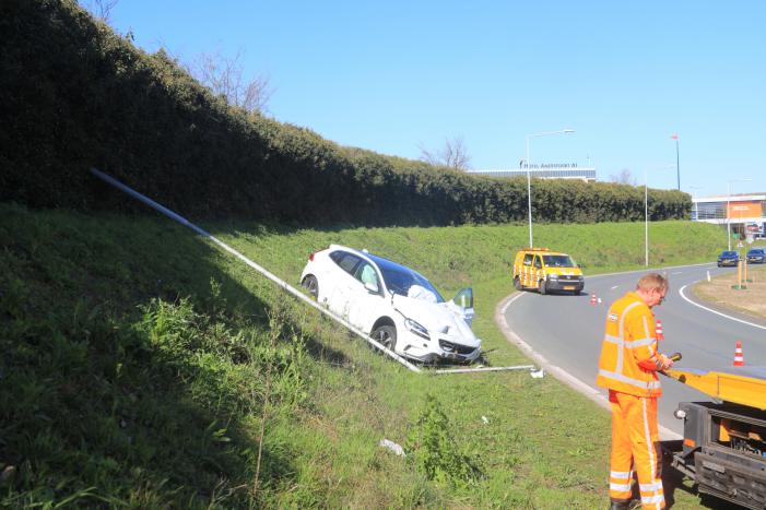 Auto vliegt uit de bocht en belandt op geluidswal
