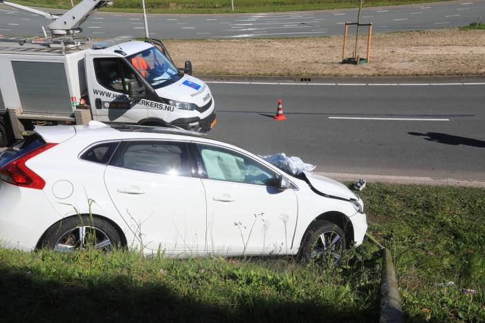 Auto vliegt uit de bocht en belandt op geluidswal