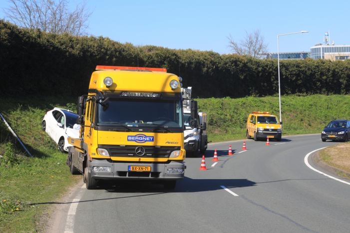 Auto vliegt uit de bocht en belandt op geluidswal