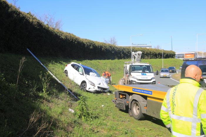 Auto vliegt uit de bocht en belandt op geluidswal