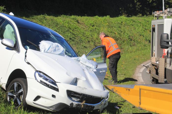 Auto vliegt uit de bocht en belandt op geluidswal