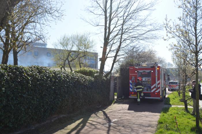 Veel rook bij brand in achtertuin