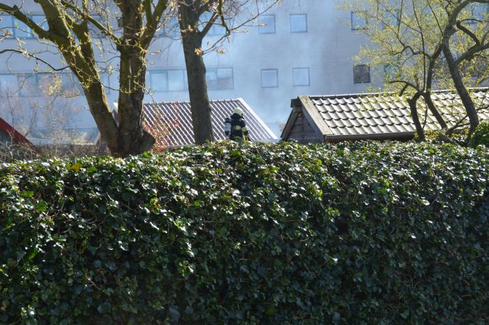 Veel rook bij brand in achtertuin