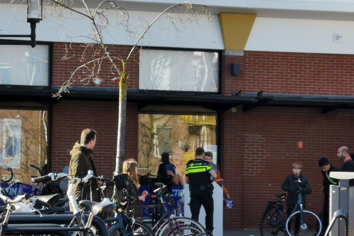 Kind haalt wiel van andere fiets af