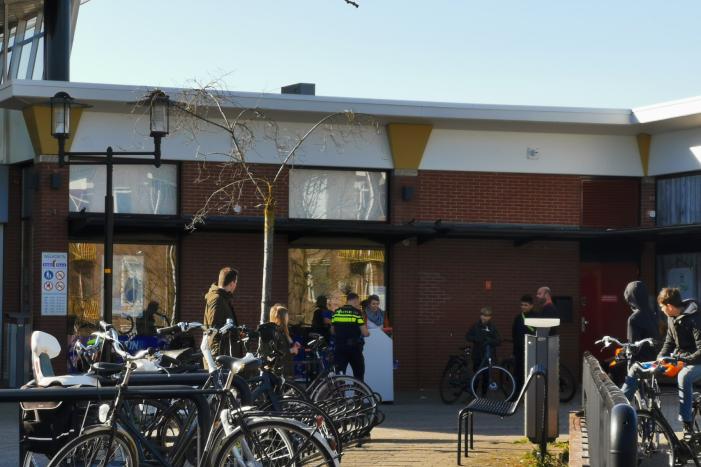 Kind haalt wiel van andere fiets af