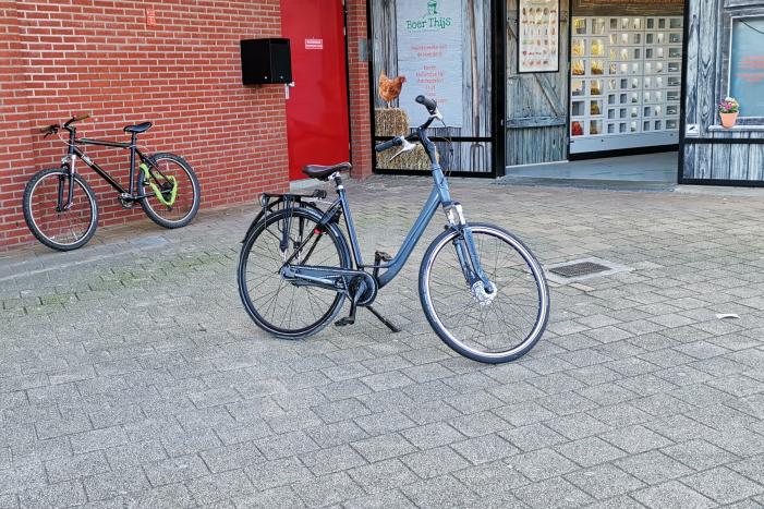 Kind haalt wiel van andere fiets af