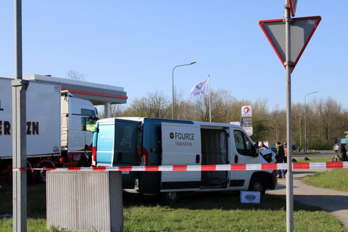 Vrachtwagen ramt bestelbus