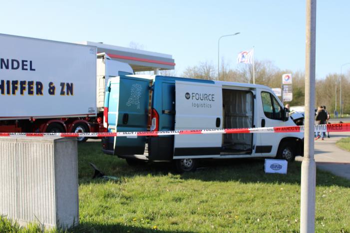Vrachtwagen ramt bestelbus